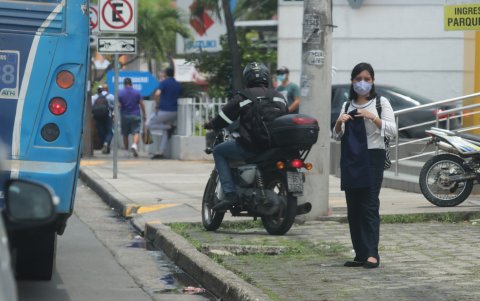 Peligro. En la ciudad, es común ver a motociclistas circulando sobre las veredas para huir del tráfico. El hecho pone en riesgo al peatón. 
Agencia (ag-extra)