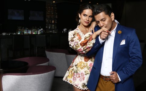 Cecilia tiene un estudio de maquillaje. Martín prepara una obra de teatro.