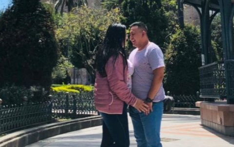 Pareja. Estefanía Cuesta y Luis Alfredo Pico pasean en un parque como enamorados.