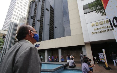 Néstor Romero observa el edificio del Registro Civil que antes fue la matriz del Filanbanco.