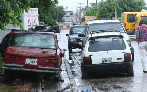 A la comunidad le preocupa los vehículos que se encuentran en total abandono, dicen que son refugio de adictos y delincuentes.