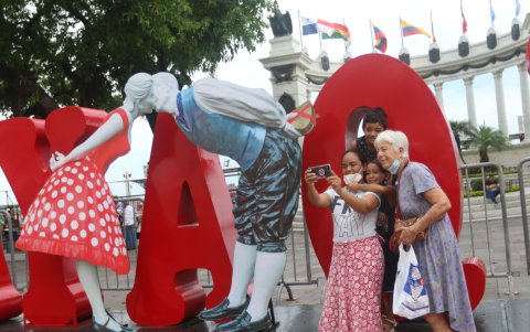 Las parejas aprovecharon además para fotografiarse con las letras alusivas a San Valentín.