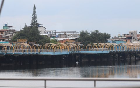 Año 2021. No hubo familias ni turistas en el parque lineal, ante la suspensión de los desfiles en el agua.
