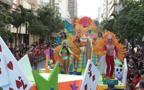 Año 2020. En la 9 de Octubre y el estero Mogollón, por carnaval, hubo solo fiesta y familias disfrutando y jugando.