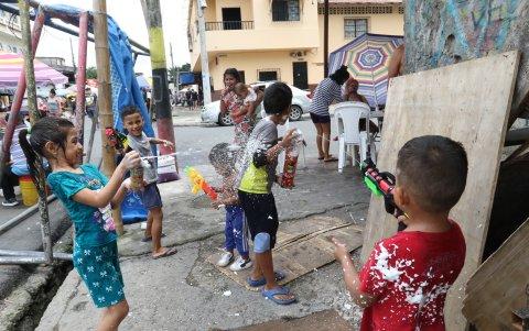 En algunos barrios de Guayaquil, solo algunos se atrevieron a jugar con agua al aire libre.