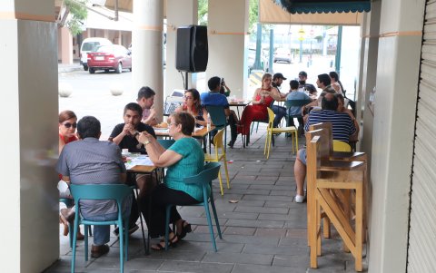 Locales. El domingo 14 de febrero los negocios que abrieron tuvieron clientes, y eso que recién hay planes de algunos locales de atender toda la semana, por lo general abren solo hasta el sábado.