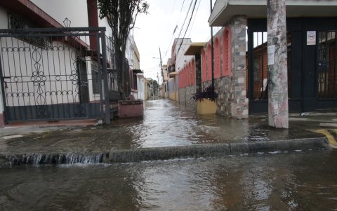 La fuga de agua se extendió hasta la avenida principal. Las quejas continúan multiplicándose por el problema.