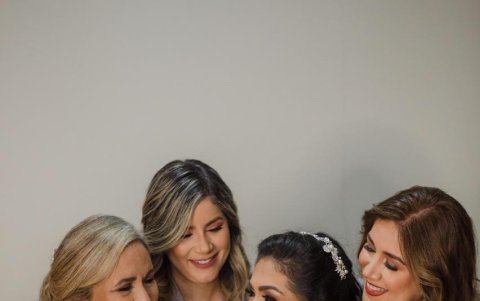 La novia con su mamá Marcia Granja y sus hermanas Paola y Fernanda Aguilar.