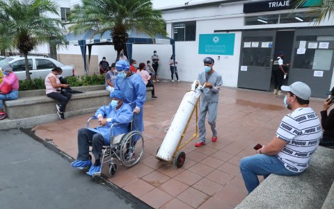 Los casos de COVID-19 se han incrementado en los últimos días. En la imagen, los pacientes que entran y salen del Bicentenario.