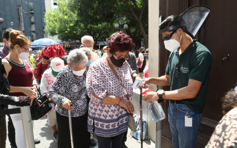 17-02-2021-Alex Lima-Fieles reciben la Ceniza en el primer dia de cuaresma iglesia Catedral