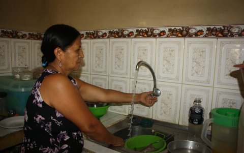 Reina Suárez está contenta porque al fin tiene agua potable por tubería en su casa en la comuna Valdivia, de Santa Elena.