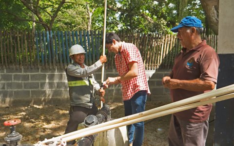 Estudiantes, catedráticos y técnicos revisan un pozo que sirve para la extracción de agua subterránea en el norte de la Península.