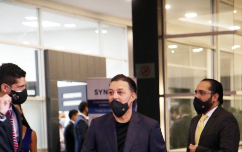 Carlos Alfaro Moreno, presidente de Barcelona, pasa por la alfombre roja del evento.