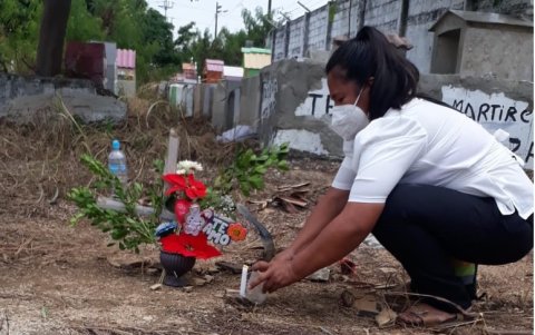 Algunos fallecidos que recibieron un lugar en el cementerio municipal del suburbio para enterrar a sus familiares, como Rita Baque, aún no tienen una tumba construida.