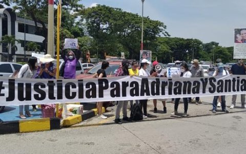 Familiares de Adriana y Santiago realizaron un plantón una hora antes de que inicie la audiencia. Exigían justicia.