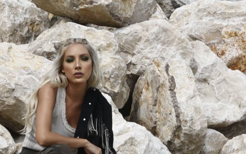 Pantalón con estampado militar.