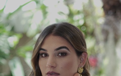 Mirella Caputi estudió diseño de moda y joyas en España.