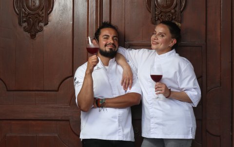 Alejandro y Pía mientras trabajaban en un restaurante de Quito.