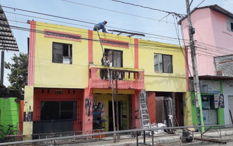 En el centro de Nobol, a causa de los vientos, se cayeron hasta los techos.