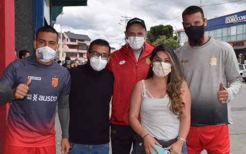 Los seguidores de Deportivo Cuenca pueden posar junto a los jugadores del plantel morlaco.