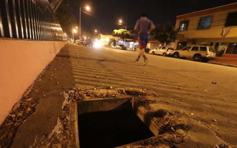 Daños. En los exteriores del parque de Los Caminantes, uno de los principales del sector, hay alcantarillas sin tapa y zonas con maleza.