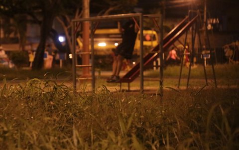 Hecho. En los exteriores del parque de Los Caminantes, uno de los principales del sector, hay zonas con maleza.