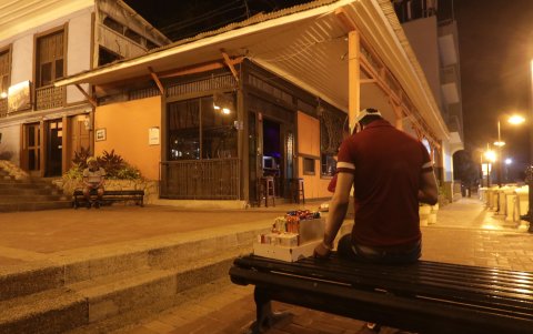 El pasado miércoles, los pocos restobares abiertos cerraron sus puertas a las 22:00.