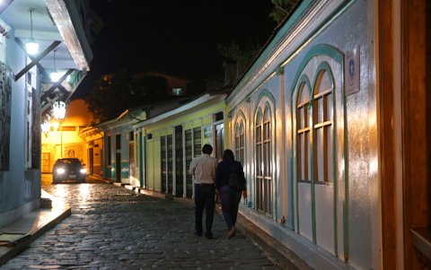La Numa Pompillio permanece desolada hasta llegar a Puerto Santa Ana, donde el ambiente es otro. Hay vida, turistas, música.