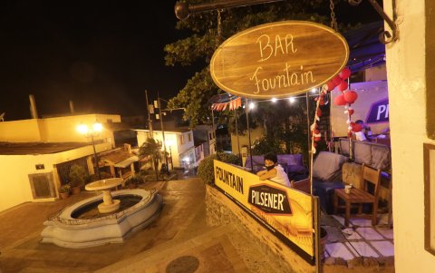 Apenas unos pocos visitantes recorren hoy las tradicionales escalinatas de Las Peñas.