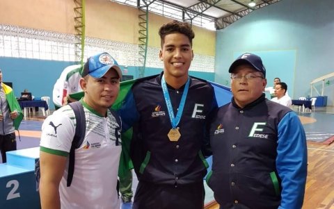 Elí Gómez luce una medalla de oro luego de una competición en suelo nacional.