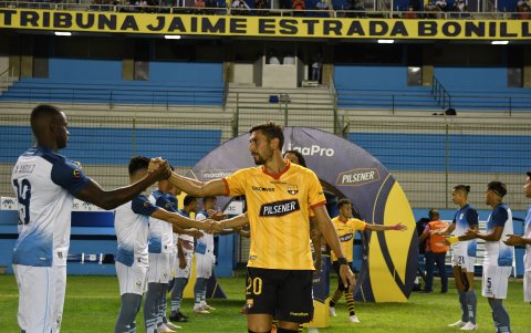 Los jugadores del Manta le hicieron un pasillo a los futbolistas de Barcelona tras el cetro de la LigaPro 2020.