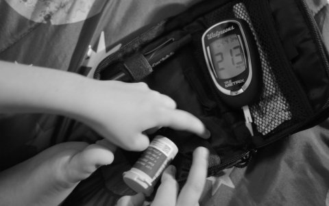 Al niño hay que medirle la glucosa con regularidad.