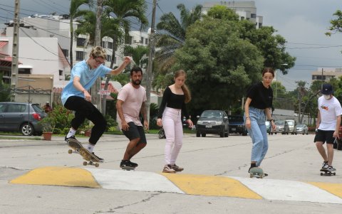 Participación. Diferentes jóvenes de La Puntilla solicitan un skateark.