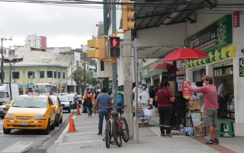Los vendedores informales están en las aceras y compiten con los dueños de las farmacias ofreciendo productos a menor costo, pero también interrumpen el libre. transitar.