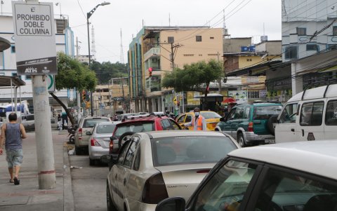 En Alejo Lascano y Ximena los carros forman doble columnas y no respetan las señales de 'No estacionarse'.