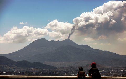 Dos niños fueron registrados este domingo al asomarse a un mirador para observar al volcán Pacaya, en Ciudad de Guatemala.