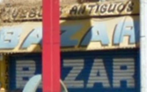 Aunque el letrero esta incompleto, la tienda en Guanajuato, México, aun conserva la palabra Bazar