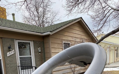 Una fotografía facilitada por el Departamento de Policía de Broomfield muestra partes de los escombros del vuelo 328 de United Airlines (Boeing 777-200, número de cola N213UA), en Broomfield, Colorado, EE. UU.