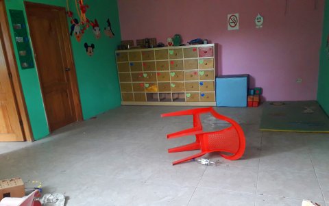 El mobiliario se está dañando por la falta de mantenimiento.