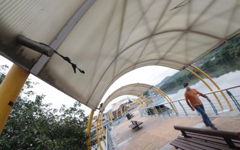 Efectos. Un promedio de 400 luminarias están dañadas y robadas en el sitio.