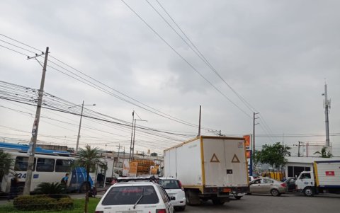 La vía Daule en el norte de Guayaquil permanece cerrada ante motinamientos.