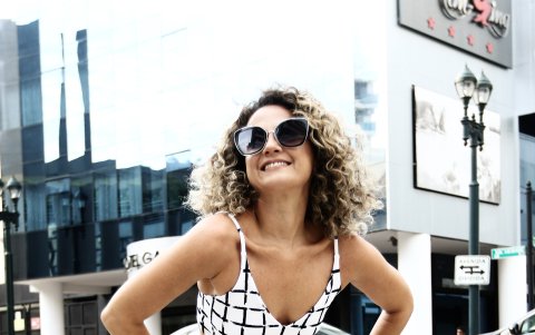 Este traje pueden utilizarlo mujeres de cualquier talla. Como dice ella,  ahora hay mucha más libertad de usar cualquier tipo de prendas. Puede combinarse con zapatos deportivos, flats y tacones.