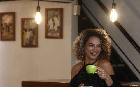 En este conjunto, blusa y falda pueden usarse por separado y complementar otros outfits. Tal como aparece en la foto, lo utiliza tanto en el día como en la noche, solo varía en los complementos..