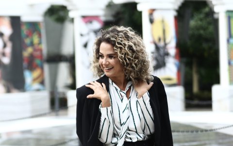 Este look ejecutivo, citadino y caluroso combina shorts y una camisa que tiene una especie de corbatín, ideal para reuniones de trabajo o un evento en el día. Ojo a los botines.