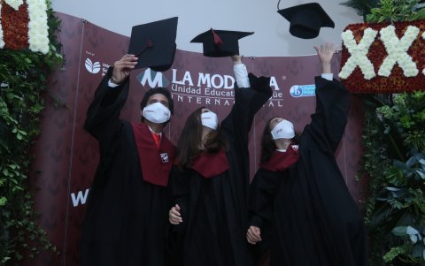 Lo bachilleres de La Moderna pudieron lanzar los birretes al aire.