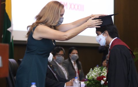 La capa, el birrete y la mascarilla fueron los elementos que acompañaron a los graduados.