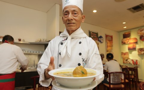 Colaborador. José Loor, quien trabajó en el hotel Continental desde su inauguración, fue el jefe de la cafetería y quien le dio un sabor especial a la comida criolla.