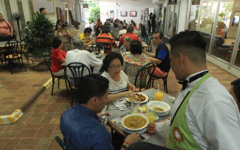 Servicio. Antes de la pandemia de la COVID-19, la cafetería La Canoa tenía la visita de cientos de clientes.
