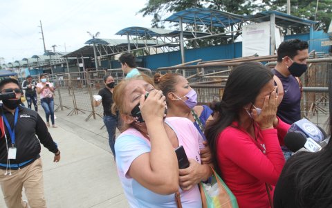Los familiares de los presos clamaban afuera de las cárceles de Guayaquil información para saber cómo estaban.