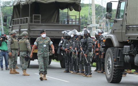 Personal militar fue desplegado en todas las cárceles para colaborar en las acciones que emprendió la policía para controlar la situación.